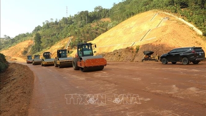 El viceprimer ministro Nguyen Chi Dung inspecciona el progreso del proyecto de la autopista Tuyen Quang - Ha Giang.