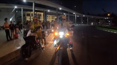Escolta policial nocturna que traslada órganos donados a hospitales centrales en Ciudad Ho Chi Minh