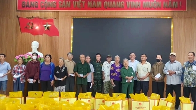 Naib Pengerusi Majlis Rakyat Bandaraya Tran Xuan Vinh melawat dan menyampaikan hadiah di komune Thuong Duc