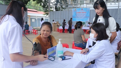 Examens médicaux, consultations et distribution gratuite de médicaments aux personnes touchées par les inondations dans le quartier de Tan Giang et la commune de Hoa An