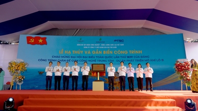 Secretary of the Ho Chi Minh City Party Committee visited and worked with Petrovietnam and attended the ceremony to place a plaque on the project to welcome the 14th National Congress of the Party.