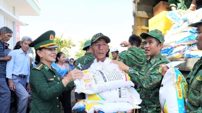 Pengawal Sempadan Bandar Da Nang menderma 25 tan makanan untuk menyokong orang ramai di kawasan yang dilanda bencana.