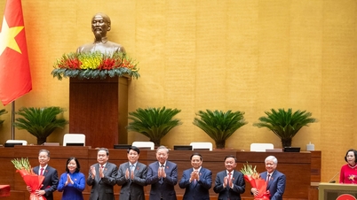 General Secretary To Lam presents flowers to congratulate new Vice Chairman of the National Assembly Do Van Chien