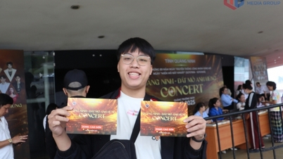 Άνθρωποι έκαναν ουρά για να ανταλλάξουν εισιτήρια για τη συναυλία "Quang Ninh - Ηρωική Γη Μεταλλείων"