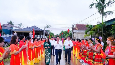 ທ່ານ​ຮອງ​ປະ​ທານ​ຄະ​ນະ​ກຳ​ມະ​ການ​ປະ​ຊາ​ຊົນ​ແຂວງ ຮ່​ວາງ​ຝູ​ຮ່​ຽນ ​ເຂົ້າ​ຮ່ວມ​ສະ​ເຫຼີມ​ສະ​ຫຼອງ​ບຸນ​ເຕັດ​ກັບ​ຊາວ​ໝູ່​ບ້ານ ເຊີນ​ຫາຍ, ຕາ​ແສງ ຫງວຽນ​ຫາຍ
