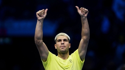 Alcaraz mengalahkan De Minaur, membuat awal yang mengesankan di Final ATP 2025