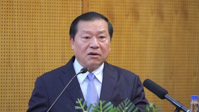 Політична та ідеологічна робота повинна йти на крок попереду, проактивно керуючи та формуючи суспільну думку.