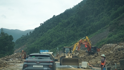 The first day of opening one lane on La Son - Hoa Lien highway