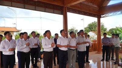 Ho Van Muoi, a Lam Dong tartományi népi bizottság elnöke füstölőt ajánlott fel az N'Trang Guh történelmi emlékhelyen.