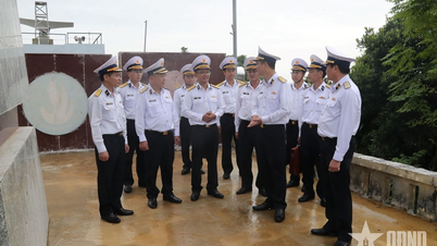 קואנג נין: הקומיסר הפוליטי של חיל הים מבקר ובודק כוחות באי טראן