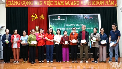 ມອບຂອງຂວັນ 150 ພູດ ໜູນຊ່ວຍປະຊາຊົນຢູ່ຕາແສງ ກວຽດແທ່ງ