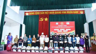 ຕໍ່ກັບພີ່ນ້ອງຮ່ວມຊາດໃນເຂດປະສົບໄພນໍ້າຖ້ວມ