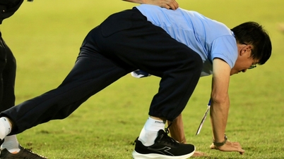 Технический директор Ву Тиен Тхань объясняет, как ползком передвигался по полю, вызвав переполох, когда звезда HAGL сравнял счет.