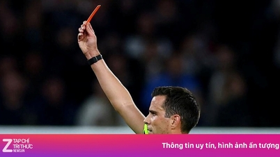 អ្នកលេងទទួលបានកាតក្រហមសម្រាប់ការទៅបង្គន់នៅលើទីលាន