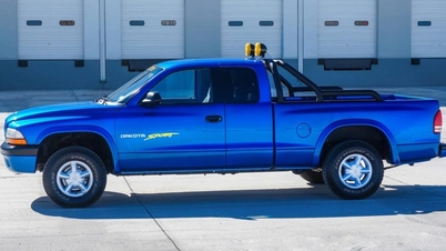 2000 Dodge Dakota Sport: Club Cab Manual, Essential