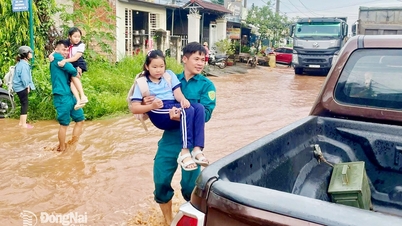 انجمن سانگ ری از مردم برای عبور از بخش‌های سیل‌زده بزرگراه ۷۶۵ حمایت می‌کند.