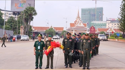 Jovens oficiais vietnamitas e cambojanos fortalecem a solidariedade.