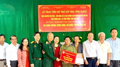 សមាគមឧបត្ថម្ភគ្រួសារយុទ្ធជនពលីខេត្ត Nghe An បានឧបត្ថម្ភថវិកាសាងសង់ផ្ទះដឹងគុណចំនួនពីរនៅឃុំ Vinh Tuong និងឃុំ Dai Dong។