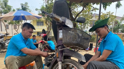 ក្រុម​អ្នក​ស្ម័គ្រ​ចិត្ត​ខេត្ត Thanh Hoa បាន​ទៅ​ទីក្រុង Da Nang ដើម្បី​ជួសជុល​ម៉ូតូ​ដោយ​មិន​គិត​ថ្លៃ​សម្រាប់​ប្រជាជន។