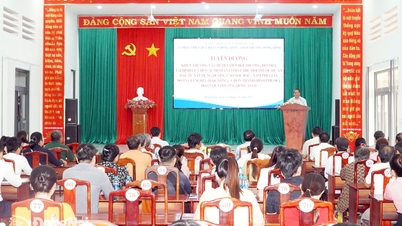 Dong Xoai Ward បានសរសើរ ផ្តល់រង្វាន់ និងទូទាត់សំណងដំណាក់កាលទីពីរ ដល់គ្រួសារគម្រោង។