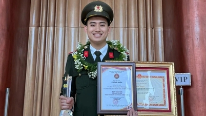 Valedictorian បានបញ្ចប់ការសិក្សាពីបណ្ឌិត្យសភាសន្តិសុខជាមួយនឹងរង្វាន់ជិត 80