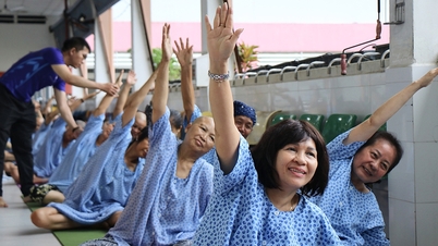 ថ្នាក់យូហ្គាពិសេសនៅតាមសាលធំនៃមន្ទីរពេទ្យ Tu Du