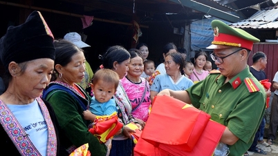 ມອບຂອງຂວັນໃຫ້ປະຊາຊົນ ແລະ ນັກຮຽນບ້ານນ້ຳເຊົາ