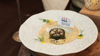 មាន់​អាមេរិក​ក្រឡុក​ជាមួយ​អង្ករ​ល្អ​បំផុត​លើ​ពិភពលោក ST25 ឈ្នះ​រង្វាន់​ខ្ពស់​បំផុត​ក្នុង​ការ​ប្រកួត​ចុងភៅ​ទីក្រុង Da Nang