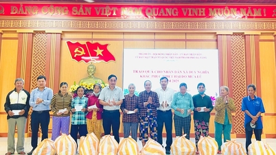 Przewodniczący Komitetu Organizacyjnego Miejskiego Komitetu Partii, Związku Młodzieży Duy Tan, wręczył prezenty ofiarom powodzi w gminach Nam Phuoc i Duy Nghia.