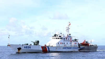 Schepen van de kustwacht begeleiden vissers in de strijd tegen illegale, ongereglementeerde en ongereglementeerde visserij