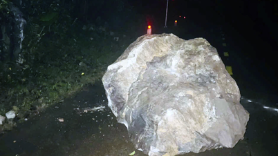 ទ្រុងសឺន៖ ការរអិលបាក់ដីបណ្តាលឱ្យថ្មធំរមៀលចុះមកផ្នែកខាងលិចនៃផ្លូវហូជីមិញ