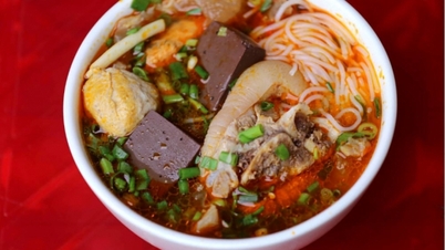 تسجيل رقم قياسي بـ 100 طبق لذيذ مصنوع من الأرز والشعيرية في مهرجان دقيق الأرز الفيتنامي