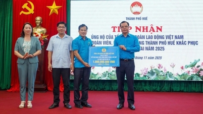 សហព័ន្ធ​ការងារ​វៀតណាម​ឧបត្ថម្ភ​១​ពាន់​លាន​ដុង​ជួយ​ក្រុង Hue ជំនះ​ផលវិបាក​ដោយ​ខ្យល់ព្យុះ និង​ទឹកជំនន់