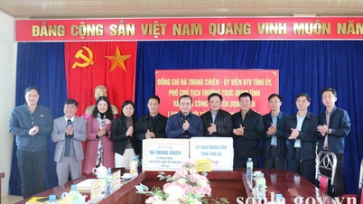 សមមិត្ត Ha Trung Chien អនុប្រធានអចិន្ត្រៃយ៍នៃគណៈកម្មាធិការប្រជាជនខេត្ត បានធ្វើការជាមួយឃុំចំនួនពីរគឺ Bac Yen និង Ta Xua។