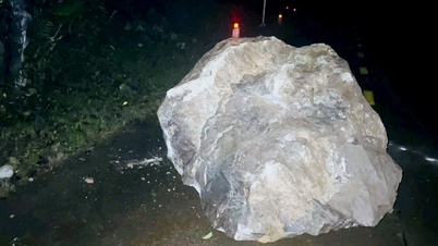 ຫີນກ້ອນໜຶ່ງທີ່ມີນໍ້າໜັກຫຼາຍໂຕນ ມ້ວນລົງຖະ ໜົນ ໃນຕອນກາງຄືນ, ເຈົ້າ ໜ້າ ທີ່ກໍາລັງພິຈາລະນາອົບພະຍົບປະຊາຊົນ.