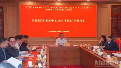 Det 14. partikongressens pressesenter holdt sin første sesjon.