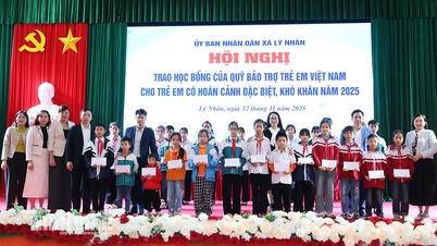 Octroi de bourses d'études à des étudiants confrontés à des situations particulières et difficiles dans la commune de Ly Nhan