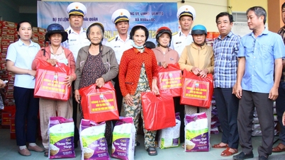 កងទ័ពជើងទឹកភូមិភាគទី៤ ជួយដល់ប្រជាពលរដ្ឋរងគ្រោះដោយព្យុះលេខ១៣