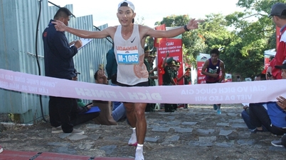 হোয়াং নগুয়েন থান নবমবারের মতো "কনকোয়ারিং বা রা পিক" ক্রস কান্ট্রি রেস জিতেছেন।