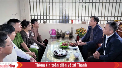 Komune Hoang Tien mengunjungi dan memberi semangat kepada bisnis-bisnis yang terkena dampak kebakaran.