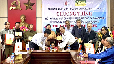 ផ្តល់អំណោយដល់ជនរងគ្រោះដោយជាតិគីមីពុលពណ៌ទឹកក្រូច/ឌីអុកស៊ីត ដែលរងផលប៉ះពាល់ដោយព្យុះ និងទឹកជំនន់