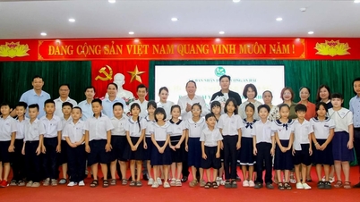 Trao tặng học bổng, thẻ bảo hiểm y tế cho học sinh khó khăn