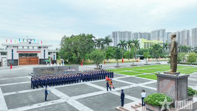 Delegater som deltog i konferensen som sammanfattade Vietnams kustbevaknings massorganisationer offrade rökelse för att hedra president Ho Chi Minh.
