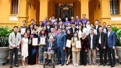 Prisutdelning för diplomatiska sektorns låtskrivartävling och rörelsetävlingar för att fira 80-årsjubileet av sektorns grundande