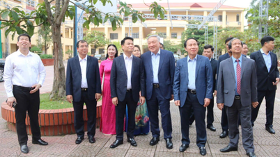 Ο σύντροφος Νγκουγιέν Χόα Μπινχ, μέλος του Πολιτικού Γραφείου, μόνιμος αναπληρωτής πρωθυπουργός, επισκέφθηκε και εργάστηκε στο Λύκειο Κιέν Αν