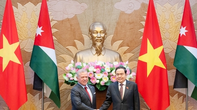 Pengerusi Majlis Kebangsaan Tran Thanh Man bertemu dengan Raja Jordan