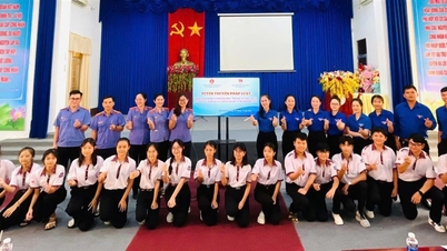 Διάδοση του νόμου για την πρόληψη και τον έλεγχο των ναρκωτικών και ανταπόκριση στην «Ημέρα του Νόμου του Βιετνάμ» για μέλη συνδικάτων, νέους και φοιτητές στην κοινότητα Thoi Binh.