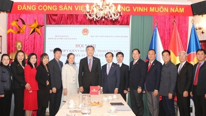 Cộng đồng người Việt Nam tại CH Czech nêu nhiều ý kiến thiết thực đóng góp Dự thảo Văn kiện Đại hội XIV của Đảng