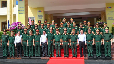 នាយឧត្តមសេនីយ៍ Phan Van Giang ធ្វើការជាមួយកងពលលេខ៥ យោធភូមិភាគទី៧