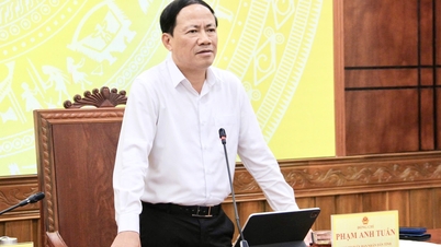 De voorzitter van het Provinciaal Volkscomité, Pham Anh Tuan, hield een vergadering om te luisteren naar verslagen over de activiteiten van staatsbedrijven.